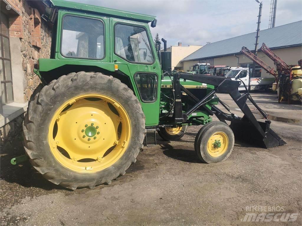 John Deere 2030 الجرارات