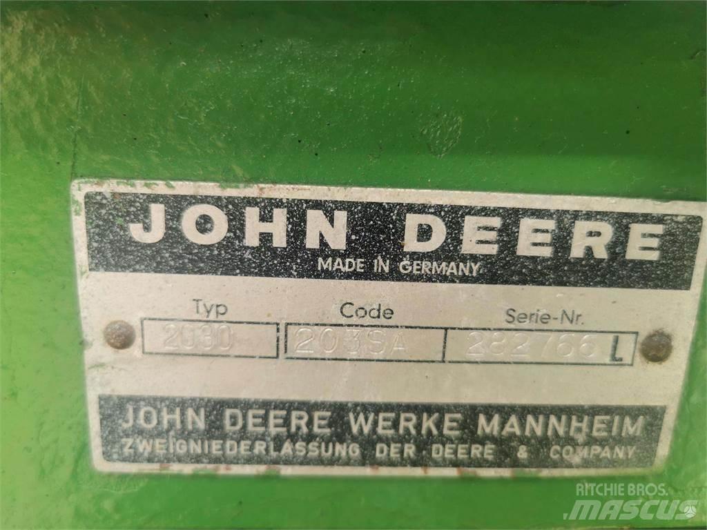 John Deere 2030 الجرارات