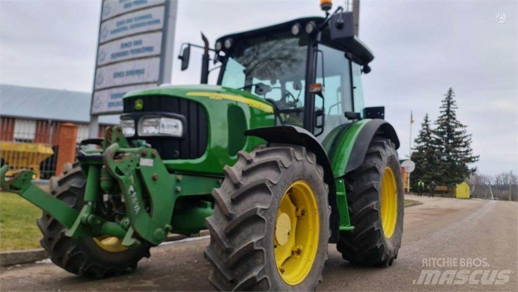 John Deere 5820 الجرارات