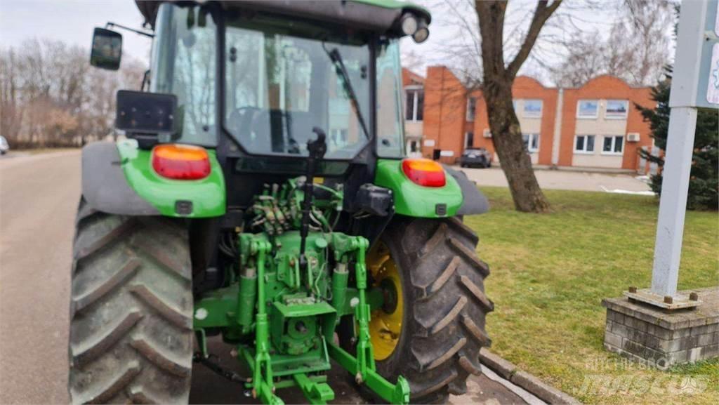 John Deere 5820 الجرارات