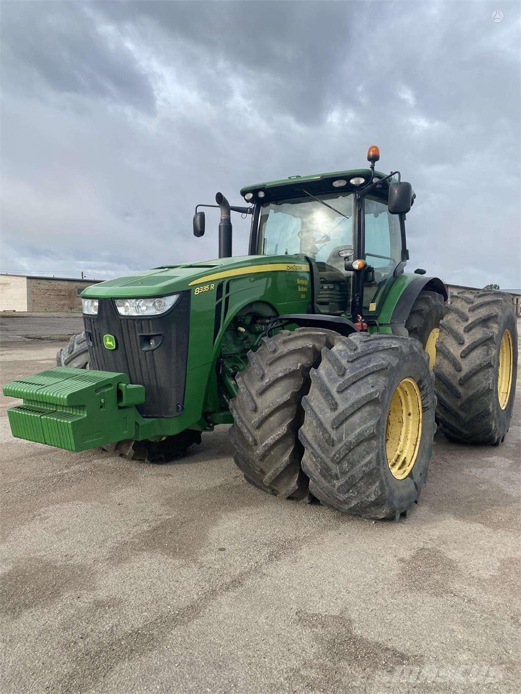 John Deere 8335R الجرارات
