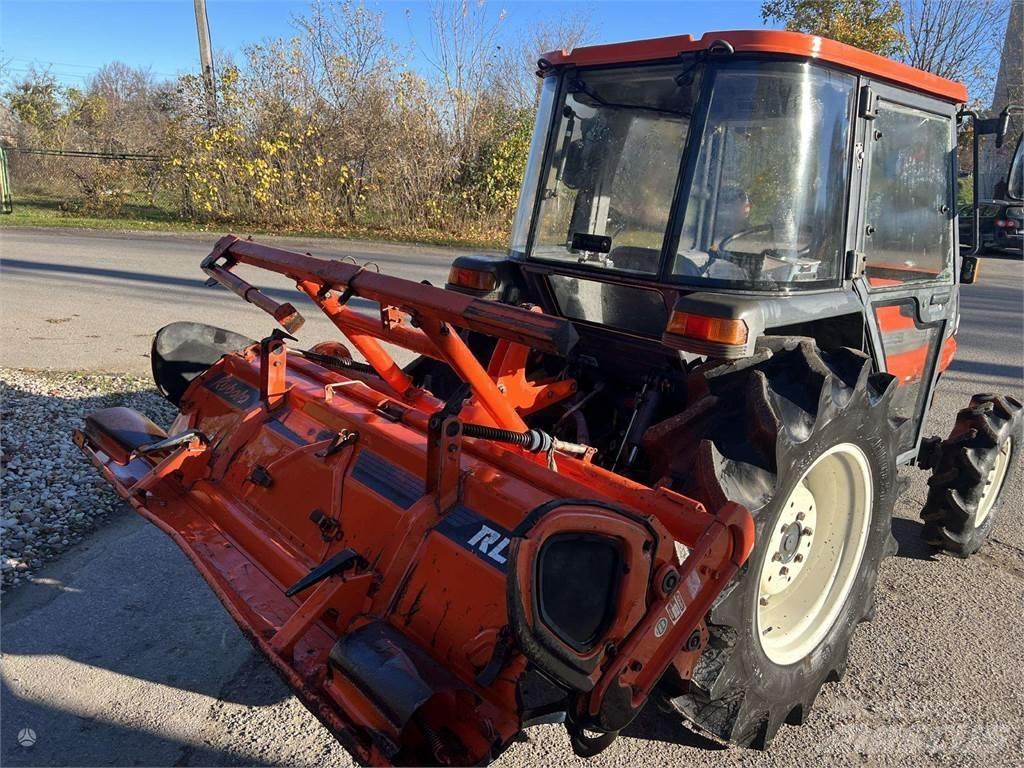 Kubota GL320 الجرارات