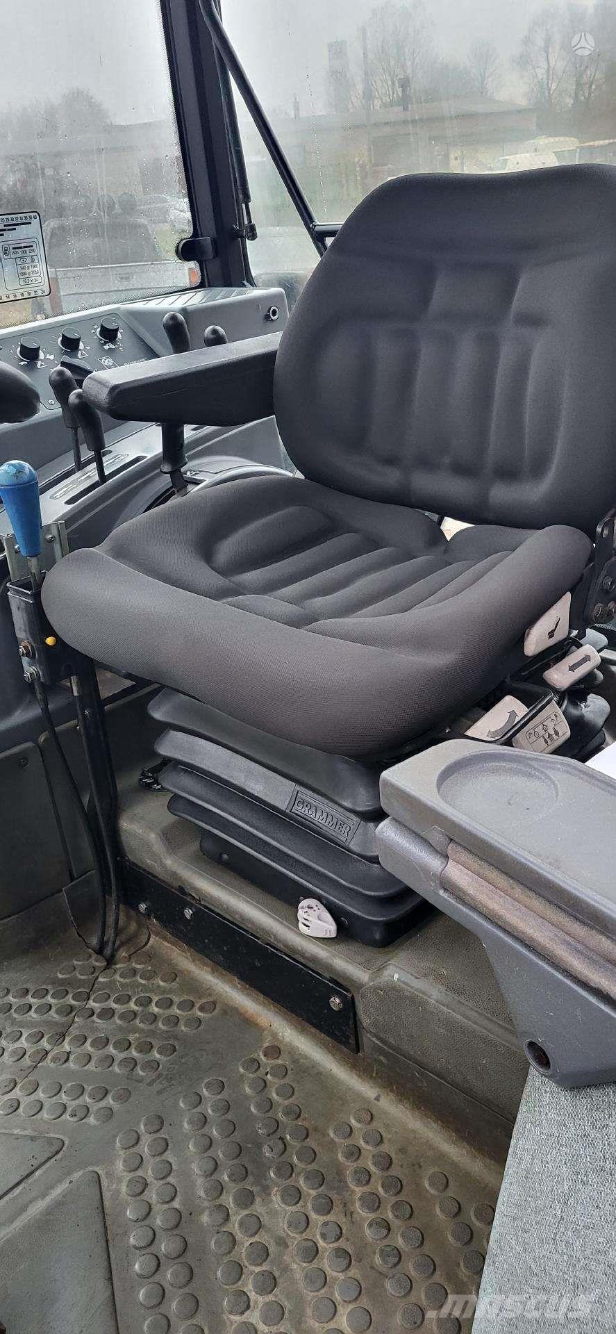 New Holland 7740 الجرارات