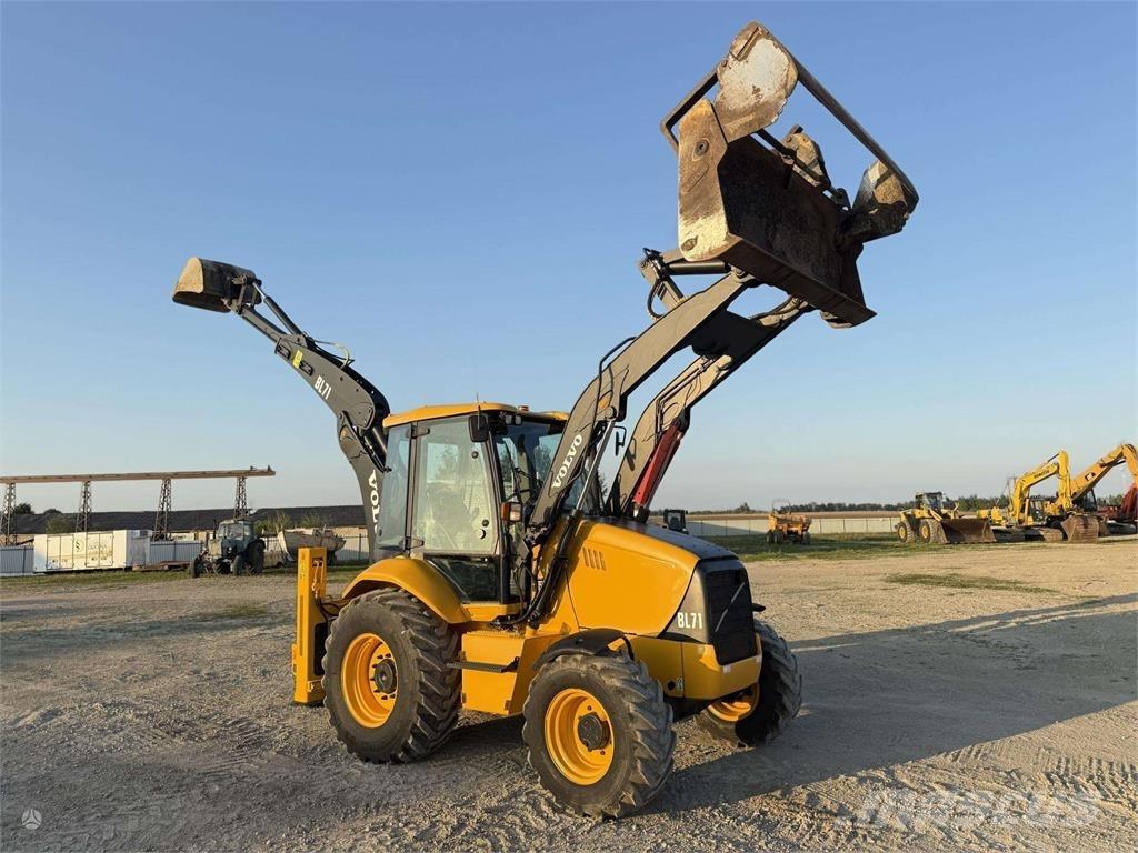 Volvo BL 71 لوادر ذات جرافات عكسية