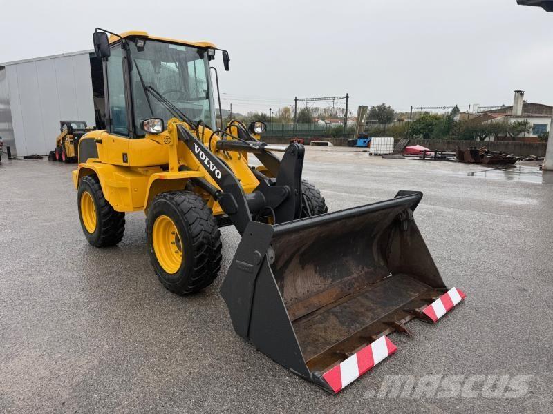 Volvo L 30 G لوادر صغيرة