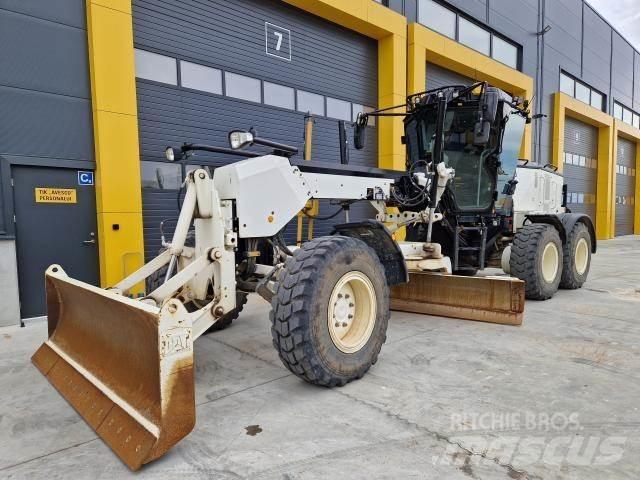 CAT 120AWD معدات تمهيد الطرق