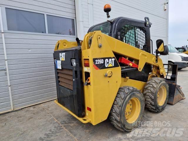 CAT 226D لوادر انزلاقية التوجيه