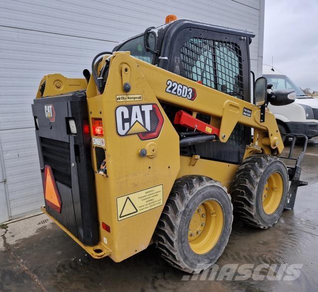 CAT 226D3 لوادر انزلاقية التوجيه