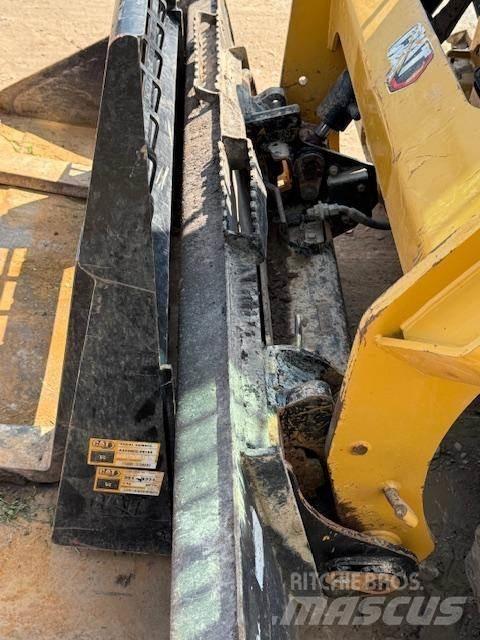 CAT 259D3 لوادر انزلاقية التوجيه