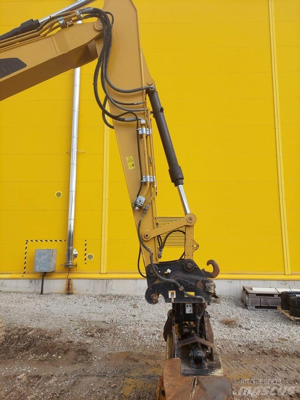 CAT 313 FL حفارات زحافة
