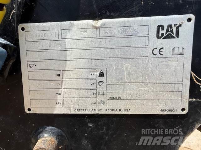 CAT 320-07 حفارات زحافة