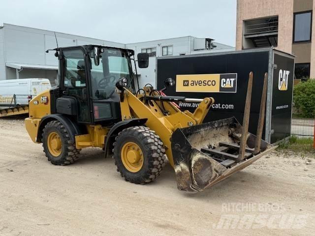 CAT 906 لوادر بعجل