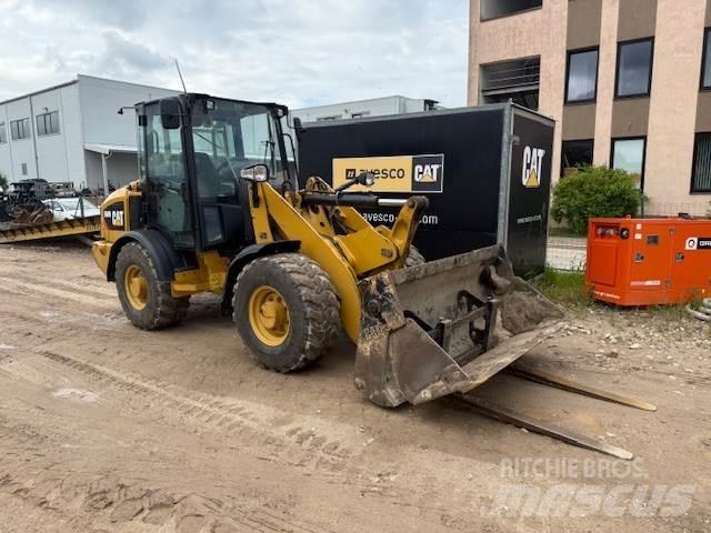 CAT 906M لوادر بعجل