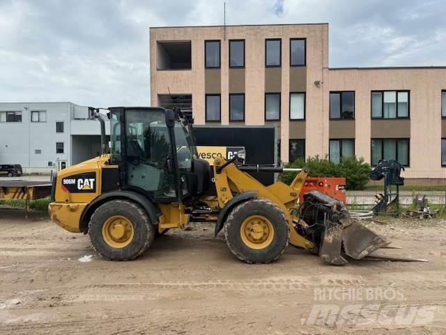 CAT 906M لوادر بعجل