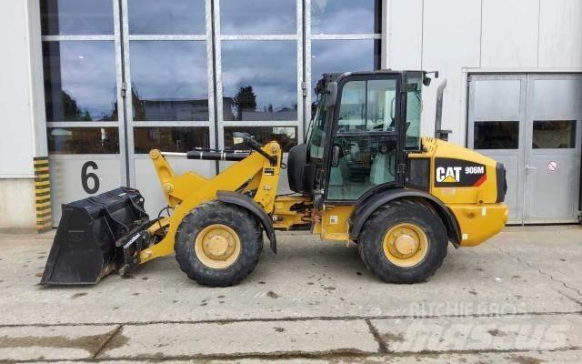 CAT 906M لوادر بعجل