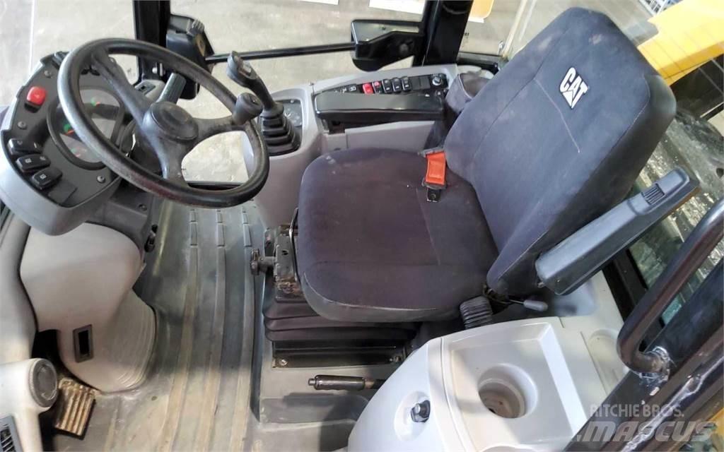 CAT 906M لوادر بعجل