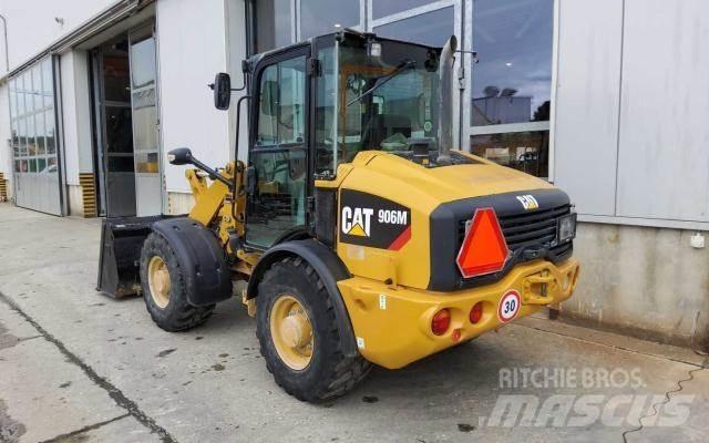 CAT 906M لوادر بعجل