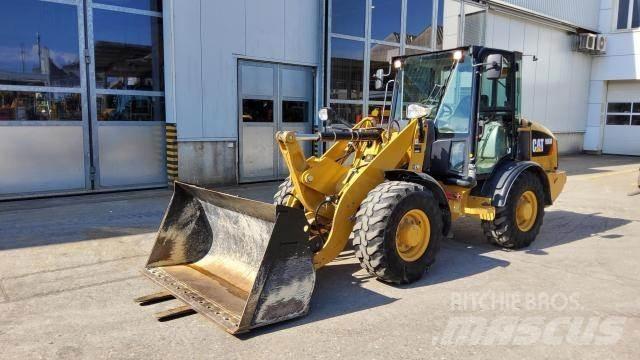 CAT 906M لوادر بعجل