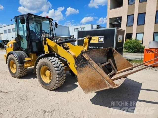 CAT 908M لوادر بعجل