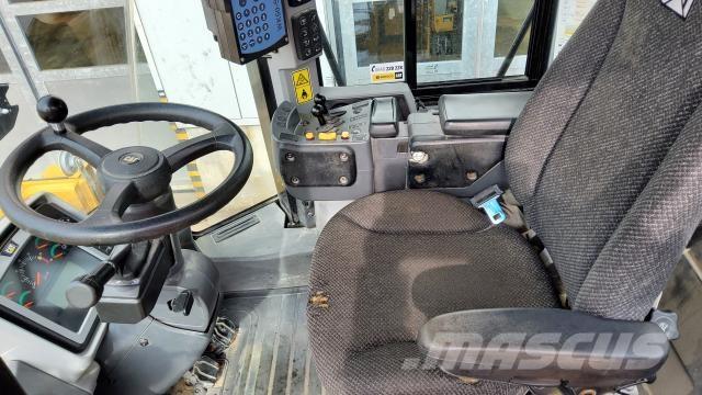 CAT 962K لوادر بعجل