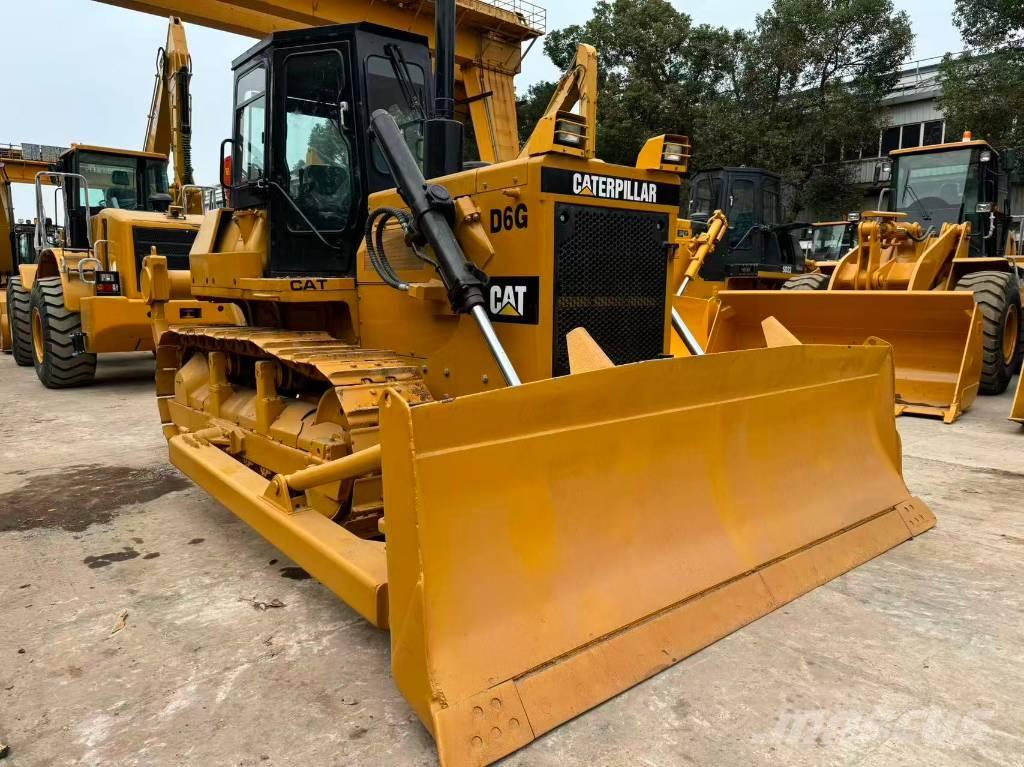 CAT D 6 G بلدوزرات مجنزرة