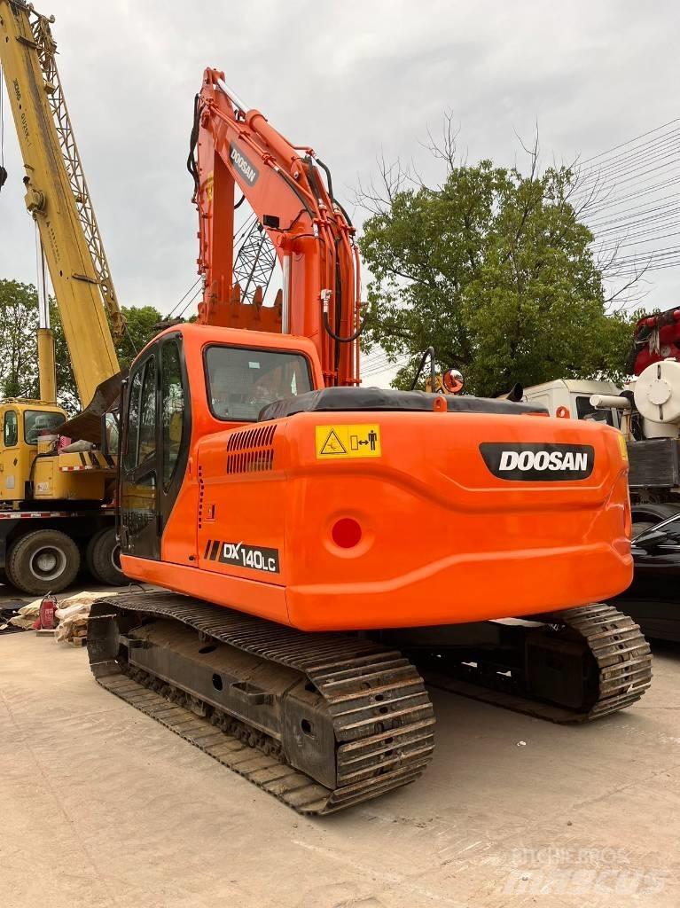 Doosan DX 140 LC حفارات زحافة