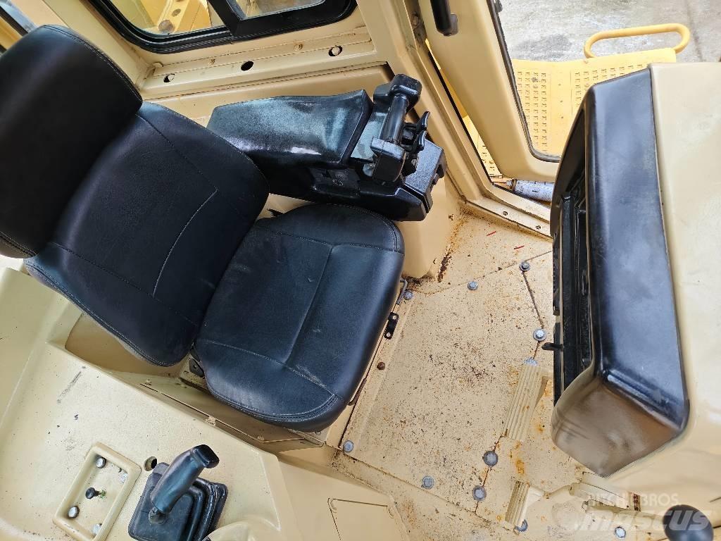 CAT D 7 R بلدوزرات مجنزرة