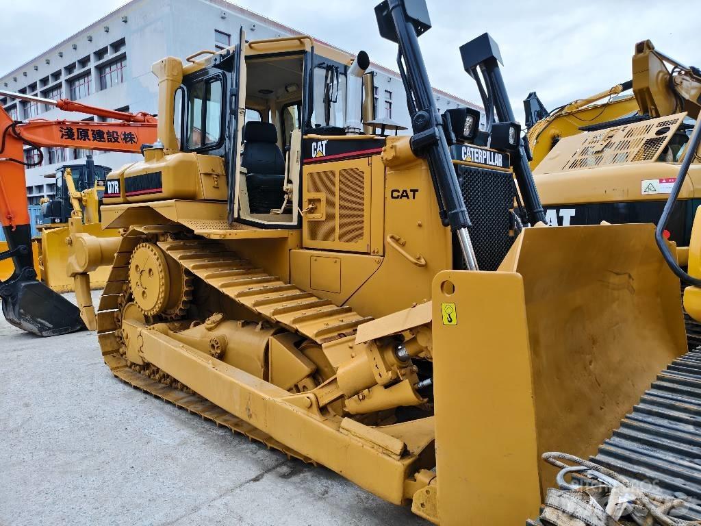 CAT D 7 R بلدوزرات مجنزرة