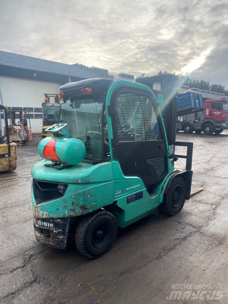 Mitsubishi FG 30 شاحنات LPG