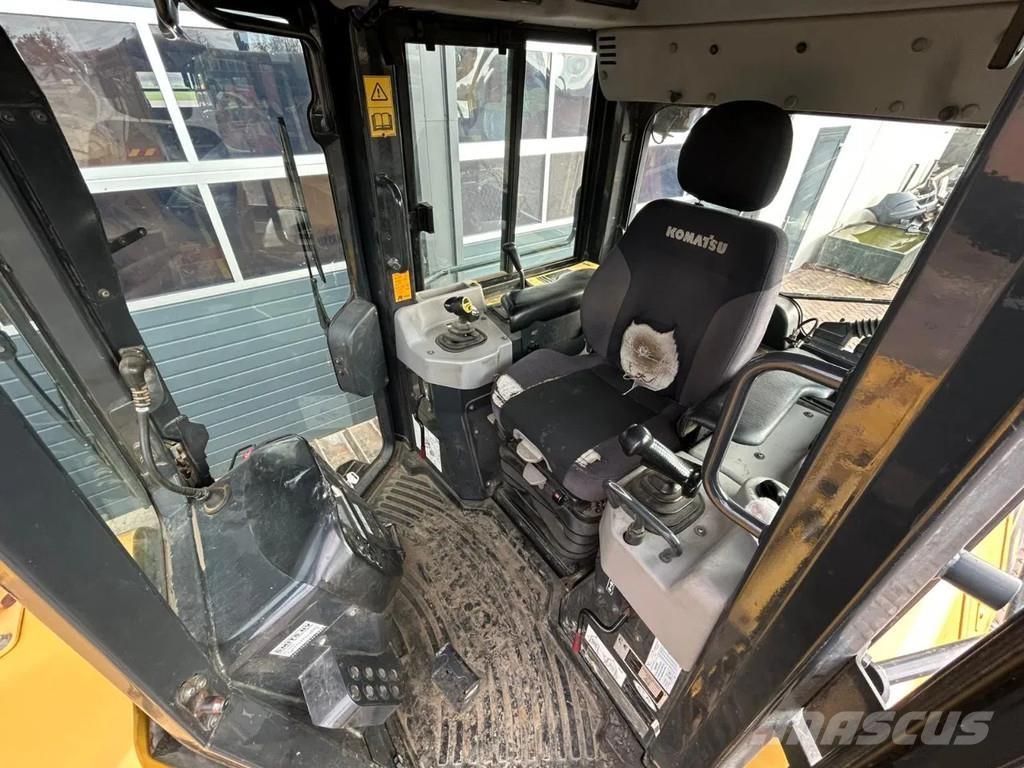 Komatsu D61PX-23 بلدوزرات مجنزرة