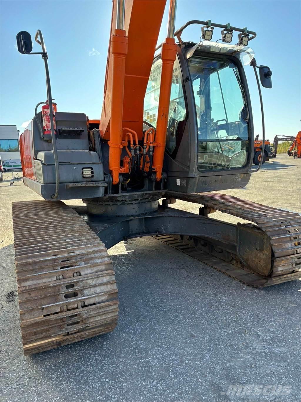 Hitachi ZX210LC-3 حفارات طويلة الذراع