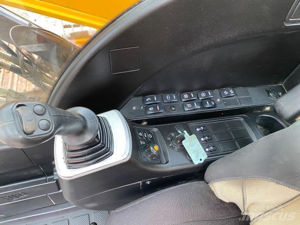 JCB JS 210 LC حفارات زحافة