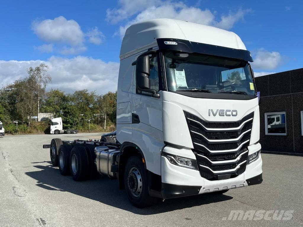 Iveco AS350X50YFS شاحنات بمقصورة وهيكل