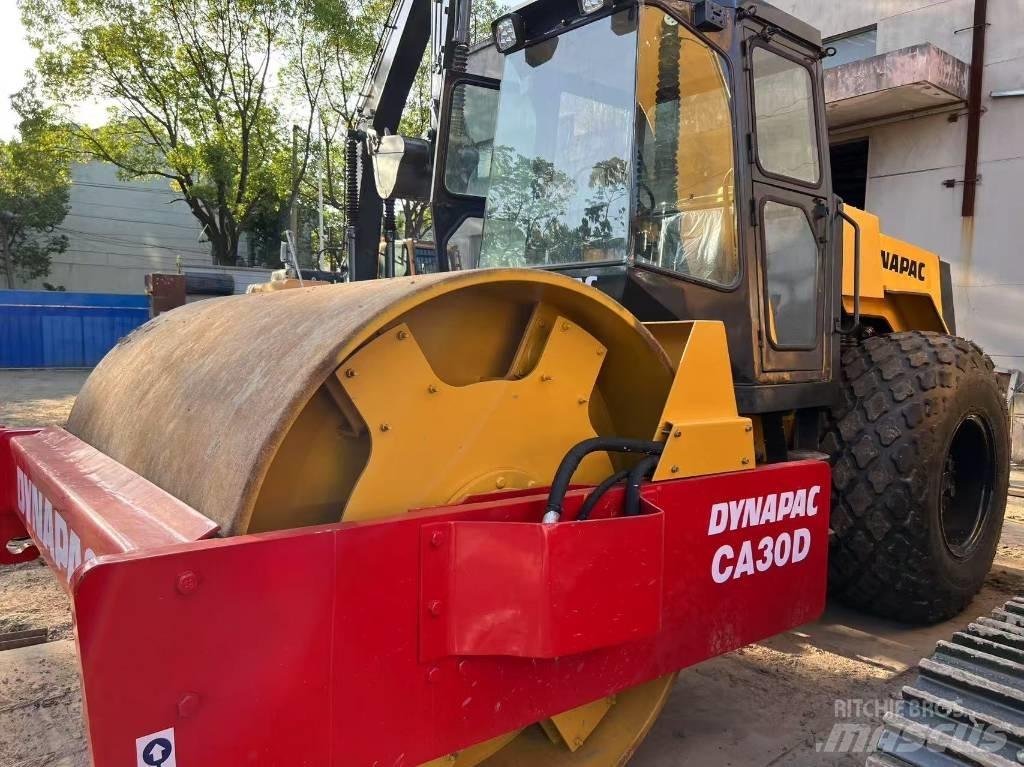 Dynapac CA 30 D مداحل أحادية الأسطوانة