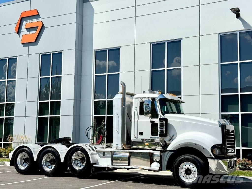 Mack Titan TD 713 وحدات الجر