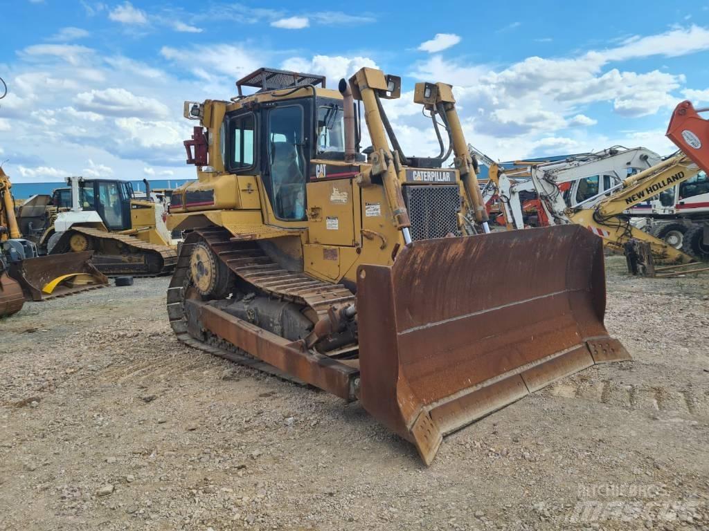 CAT D 6 R III بلدوزرات مجنزرة