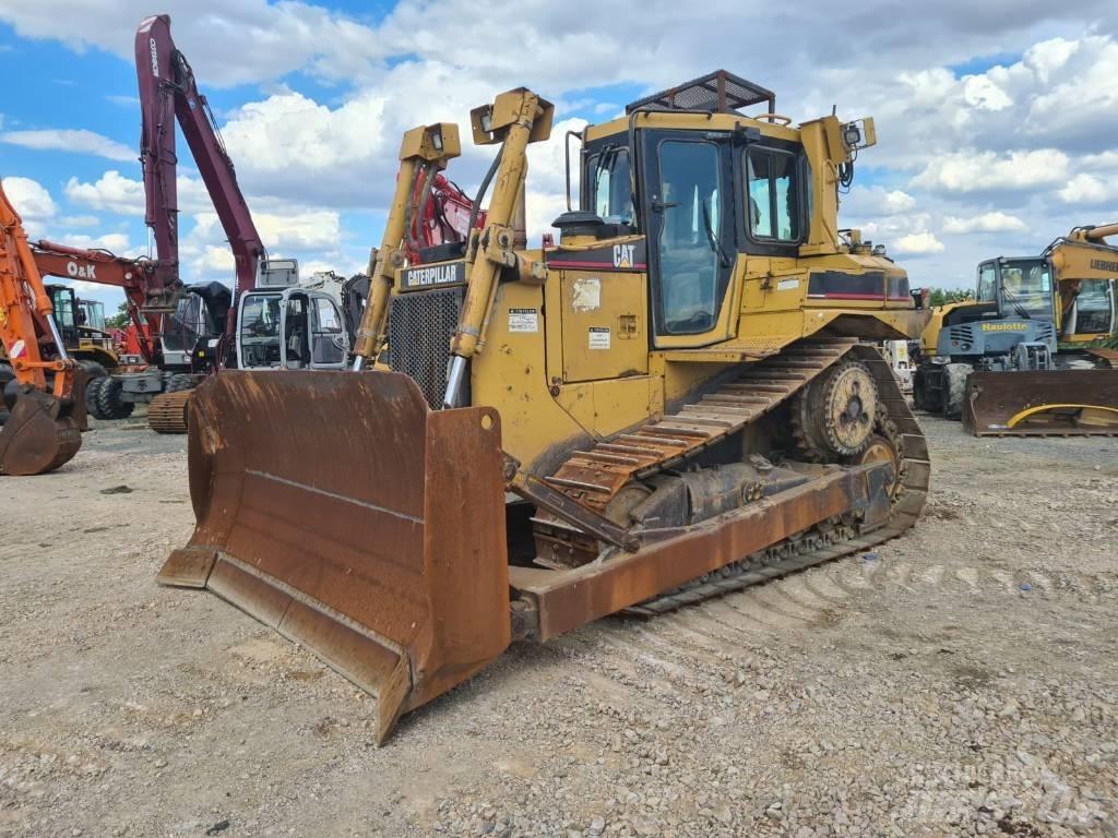 CAT D 6 R III بلدوزرات مجنزرة