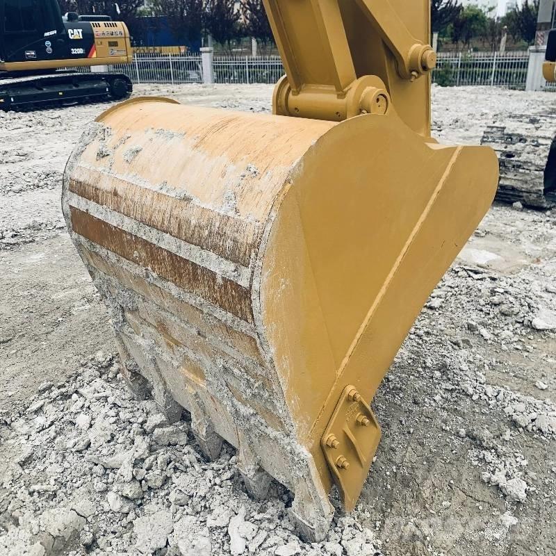 CAT 320 D حفارات زحافة