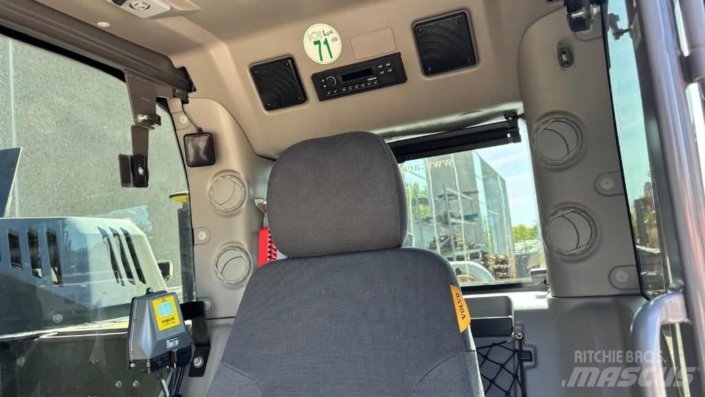Volvo ECR 235 E حفارات زحافة
