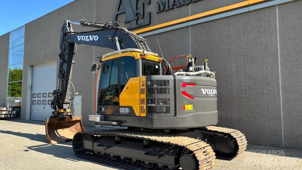 Volvo ECR 235 E حفارات زحافة