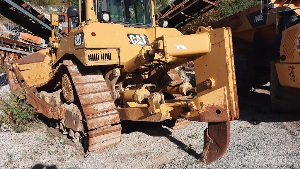 CAT D 8 R II بلدوزرات مجنزرة
