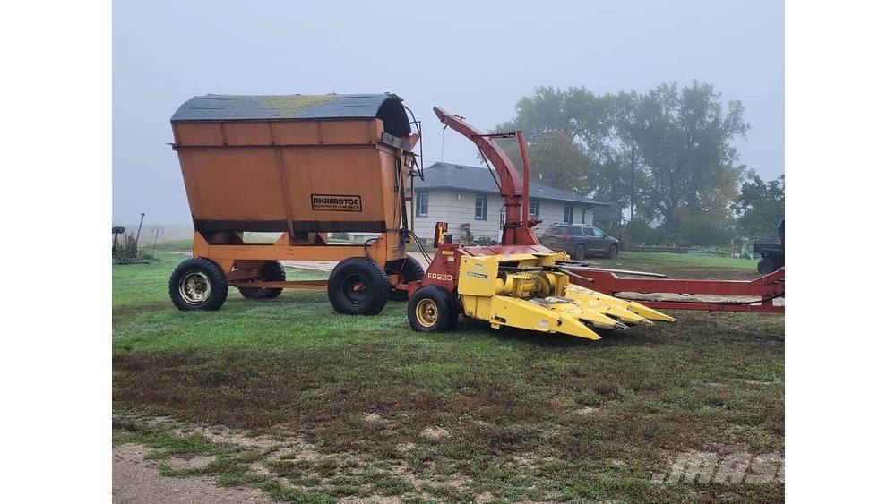New Holland FP230 حصادات الأعلاف