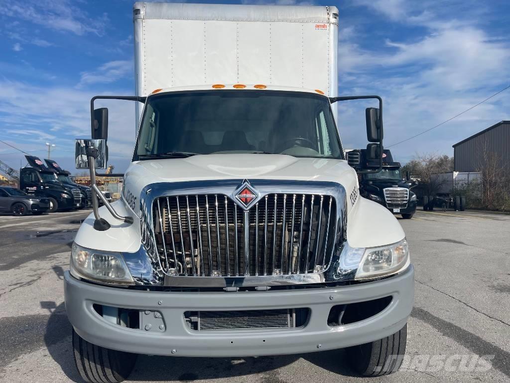 International 4300 شاحنات ذات هيكل صندوقي