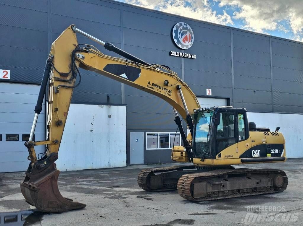 CAT 323 D L حفارات زحافة