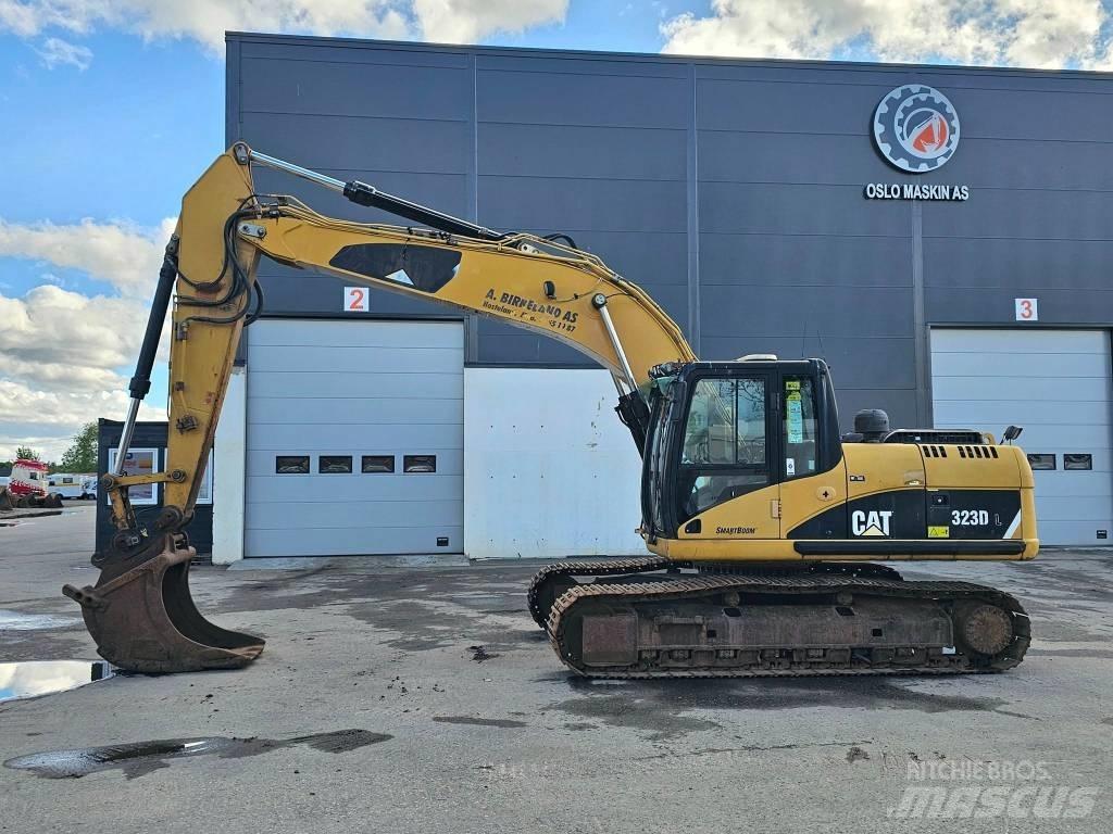CAT 323 D L حفارات زحافة