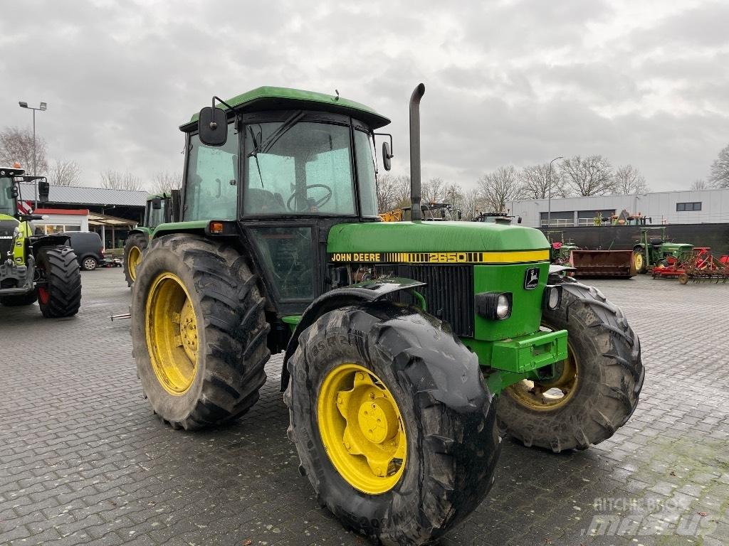 John Deere 2650 الجرارات