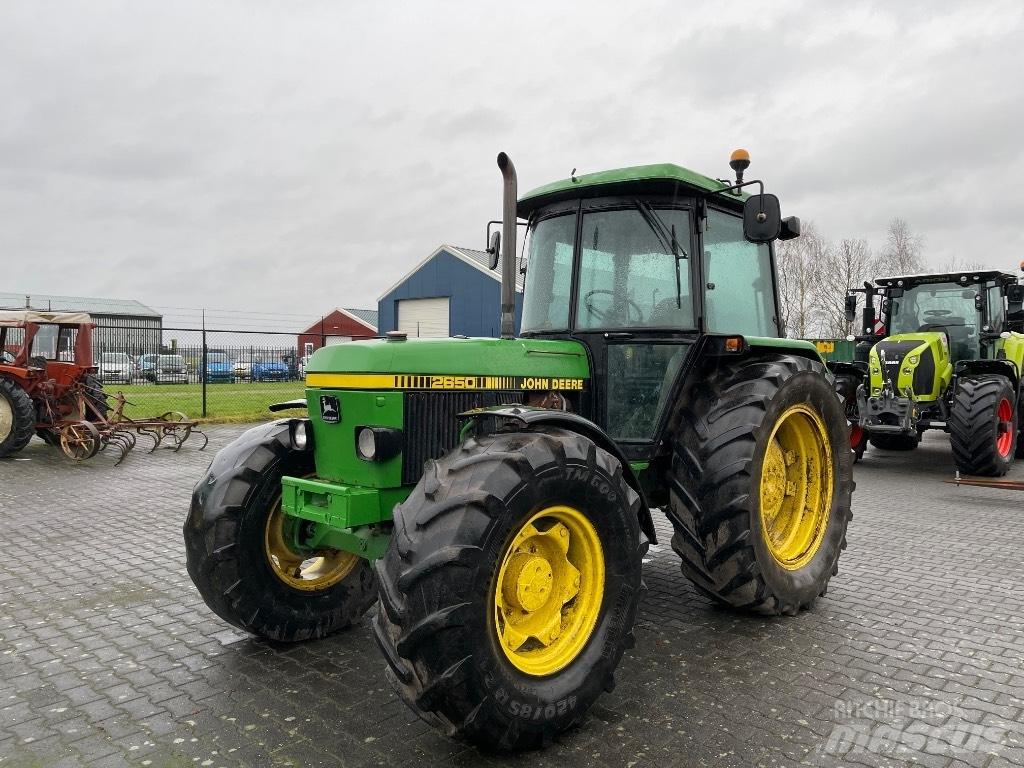 John Deere 2650 الجرارات