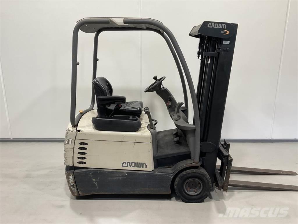 Crown SC3220-1,3 شاحنات ذات رافعات شوكية تعمل بالكهرباء
