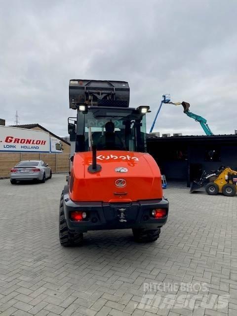 Kubota R 090 لوادر بعجل