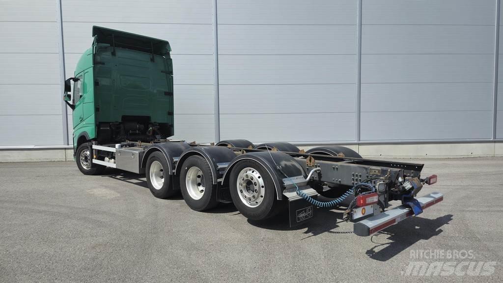 Volvo FH شاحنات بمقصورة وهيكل